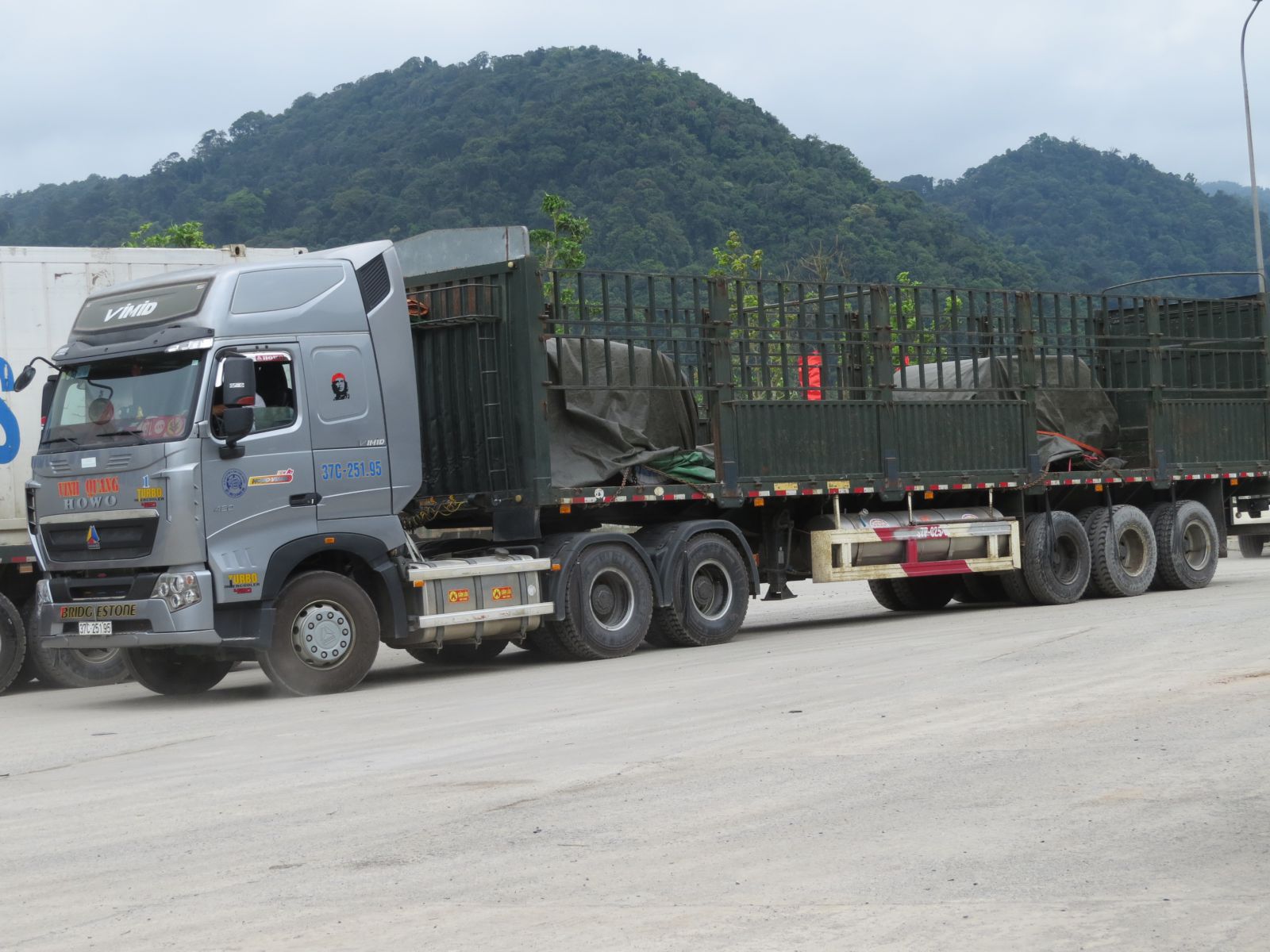 Việc kiểm soát tải trọng tại cửa khẩu Cầu Treo trước khi thông quan xuất khẩu hàng hóa sang Lào vẫn còn nhiều 