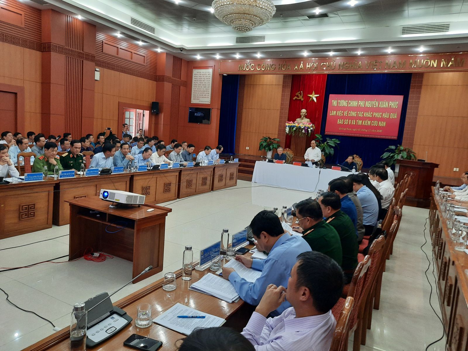 Làm việc với lãnh đạo 4 tỉnh miền Trung, Thủ tướng Chính phủ Nguyễn Xuân Phúc yêu cầu các bộ, ngành Trung ương, các địa phương phải cấp bách có giải pháp cụ thể để đời sống nhân dân nhanh chóng trở lại bình thường