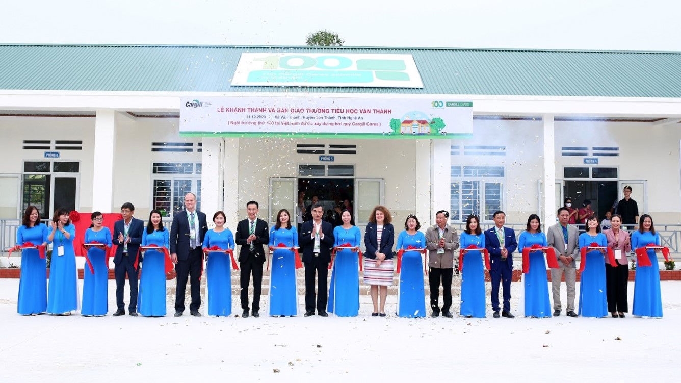 Cargill đã khánh thành ngôi trường thứ 100 được tài trợ xây dựng bởi quỹ Cargill Cares: Trường Tiểu học Văn Thành, huyện Yên Thành, tỉnh Nghệ An, Việt Nam. 