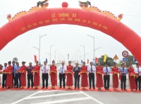Thủ tướng Nguyễn Xuân Phúc cắt băng thông xe cầu Cửa Hội