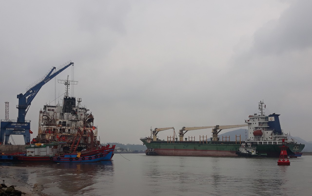 Theo tìm hiểu của phóng viên thì Nghi quyết Đại hội Đảng bộ Nghệ An nhiệm kỳ 2021-2025 cũng đã đề cập nhiệm vụ phát triển logistics gắn với kinh tế biển nhưng thực tế hiện nay vẫn chưa tương xứng