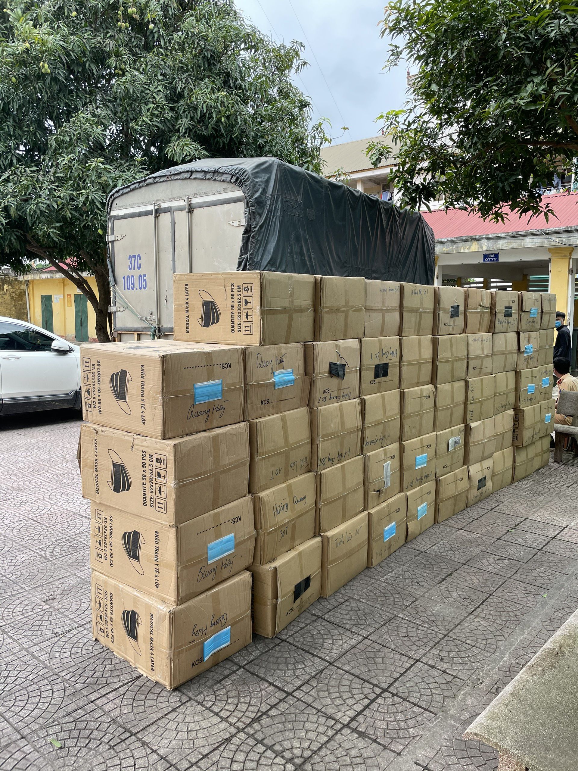 Chiếc xe tải chở 49 thùng carton khẩu trang y tế không rõ nguồn gốc, xuất xử bị đưa về trụ sở Công an huyện Hương Sơn để làm rõ