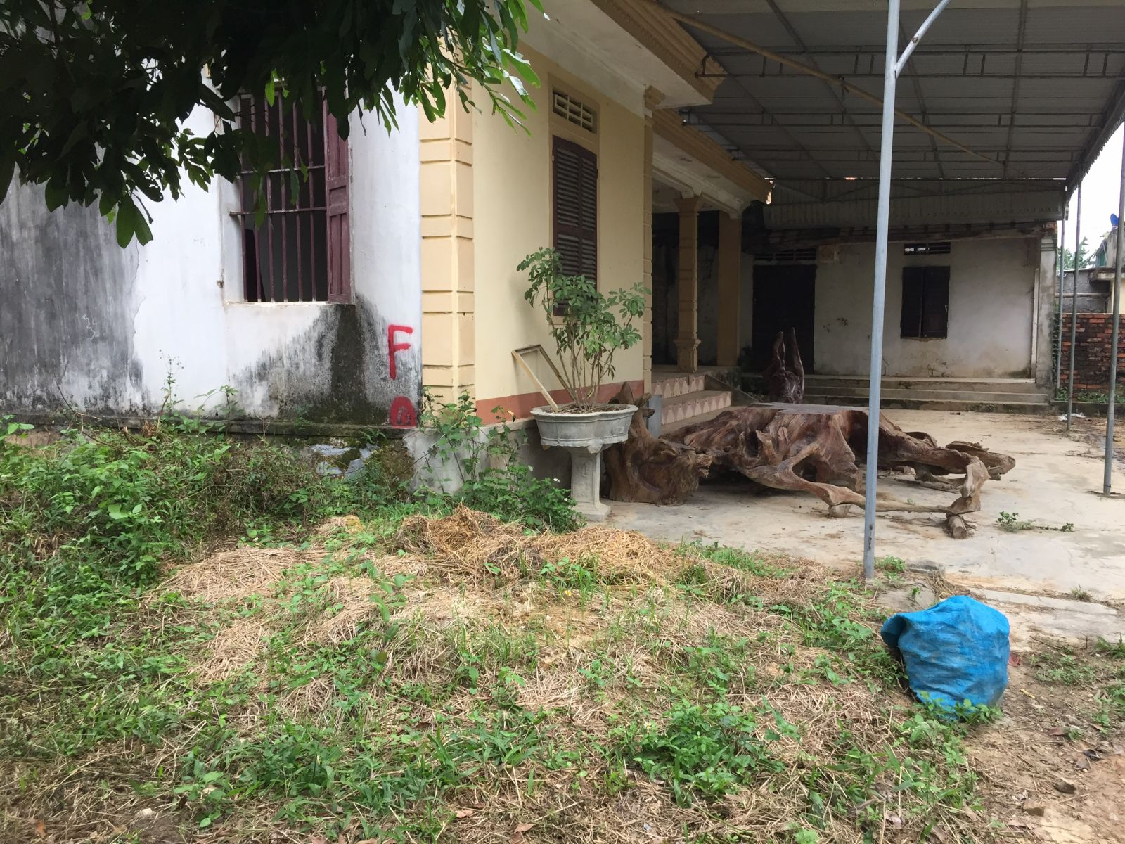 Điểm tồn lưu thuốc BVTV tại xóm Hồng Kỳ - Vũ Kỳ, xã Đồng Thành, huyện Yên Thành trước khi được thi công xử lý