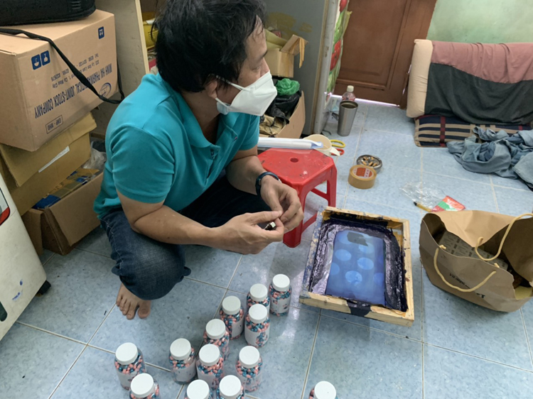 Lực lượng chức năng bắt quả tang, khám xét 1 cơ sở sản xuất thuốc tân dược giả trong đó có thuốc hỗ trợ điều trị COVID-19 ở địa bàn phường 13, Quận Phú Nhuận, Tp Hồ Chí Minh