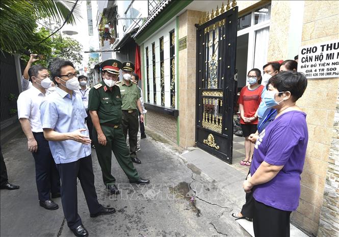 Phó Thủ tướng Vũ Đức Đam trực tiếp động viên người dân Tp Hồ Chí Minh trước giờ G thành phố thực hiện nghiêm ngặt các quy định về phòng, chống dịch COVID-19 (ảnh: TTXVN)