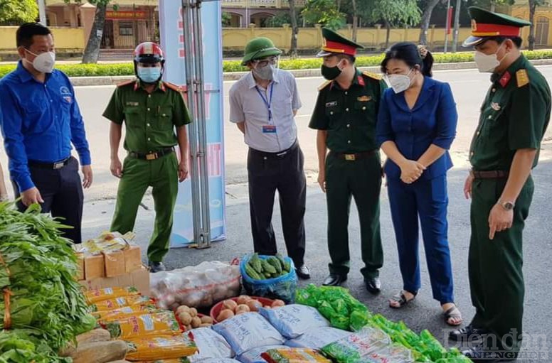 Trước mắt, nguồn nguyên liệu đã được các đơn vị thuộc Bộ Chỉ huy quân sự tỉnh Nghệ An, Quân khu 4 đưa đến, tiếp tế cho những “gian hàng 0 đồng” trên địa bàn Tp Vinh.