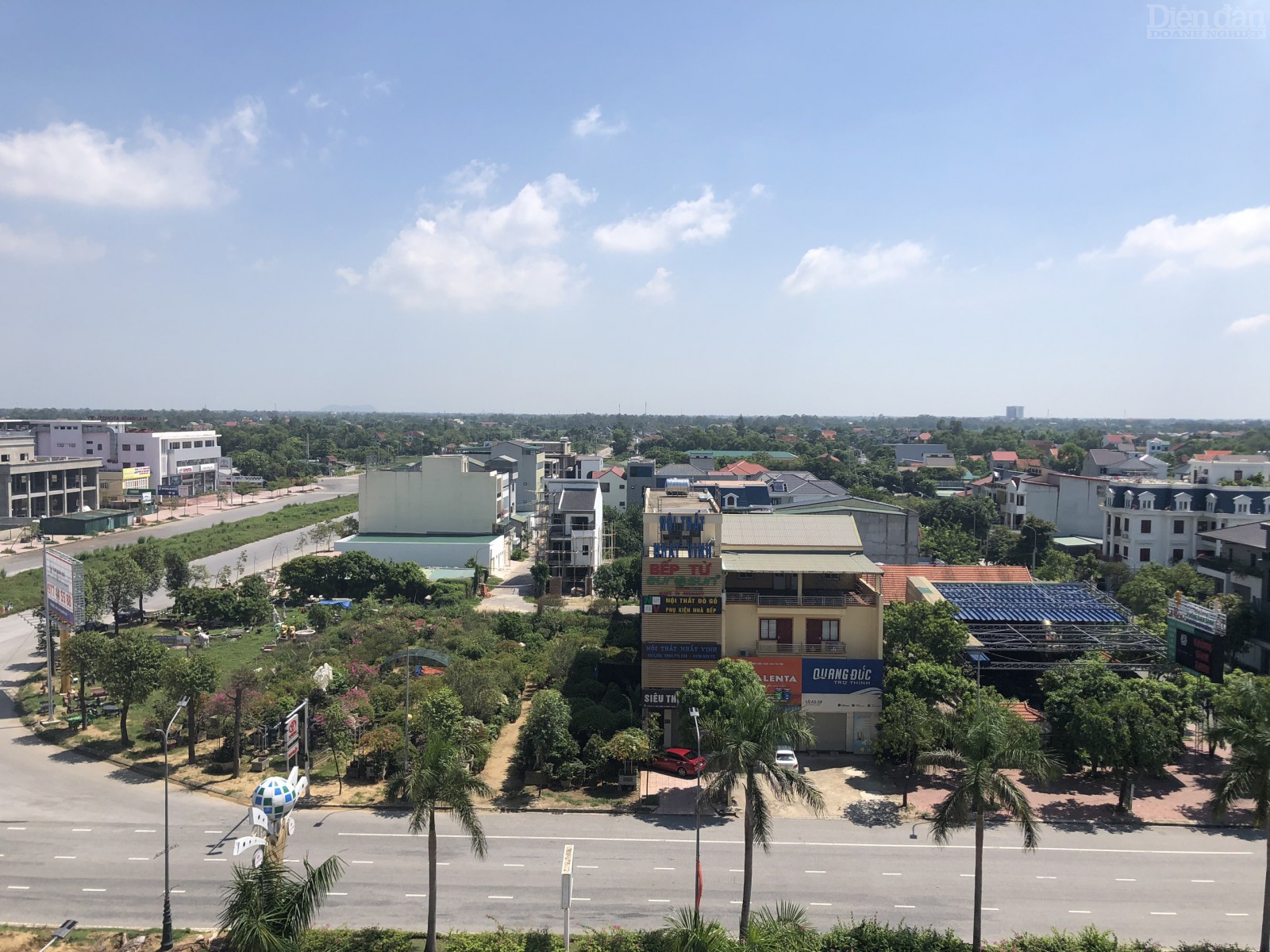 Một góc khu đô thị Minh Khang nhìn từ trên cao có thể thấy nhiều toà nhà cao, thấp khác nhau, bố trí quy hoạch lộn xộn.
