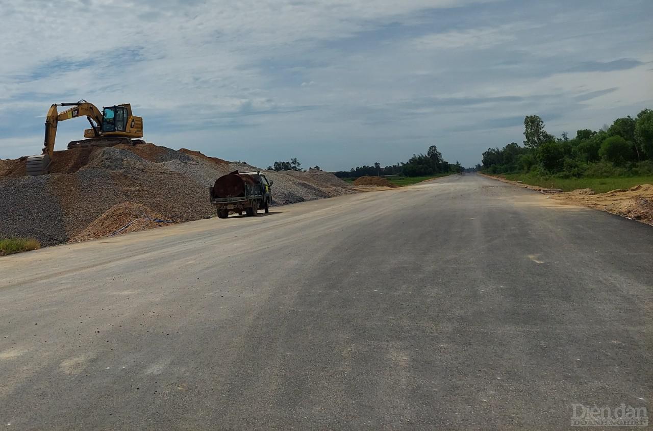 Vào tháng 7/2020, Nghệ An cũng đã tiến hành khởi công dự án công trình đường ven biển Nghi Sơn - Cửa Lò đoạn từ điểm giao QL.46 đến TL.535 (ảnh chụp tháng 7/2021)