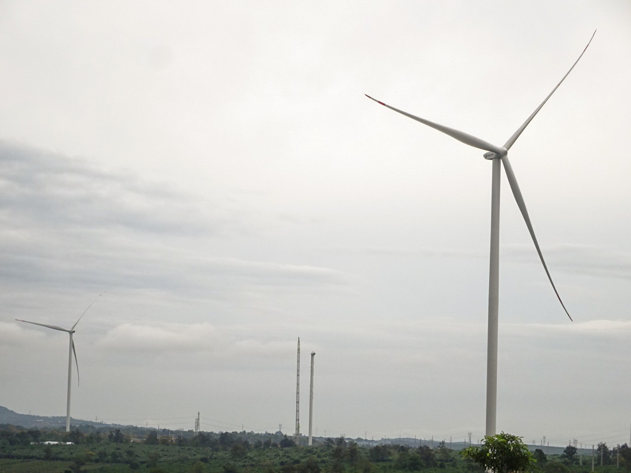 1.	Các trụ điện gió ở xã Bàu Cạn đã được lắp cánh quạt chờ vận hành thử nghiệm thương mại