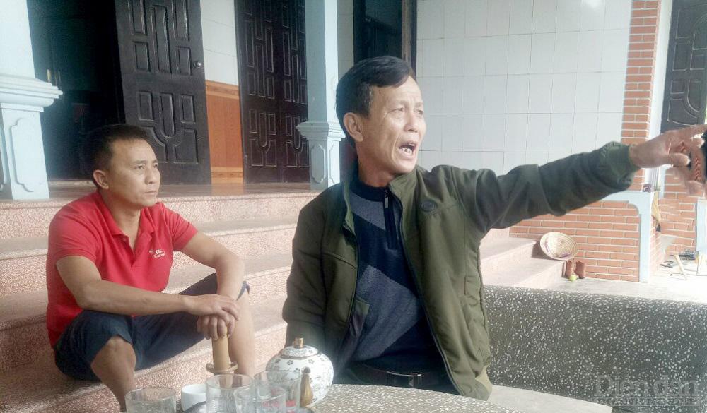 Ông Lê Thạc Hùng (bên phải) bức xúc vì đường thi công dở dang nhiều năm ảnh hưởng tiêu cực đến cuộc sống của người dân xóm 3, xã Quỳnh Vinh