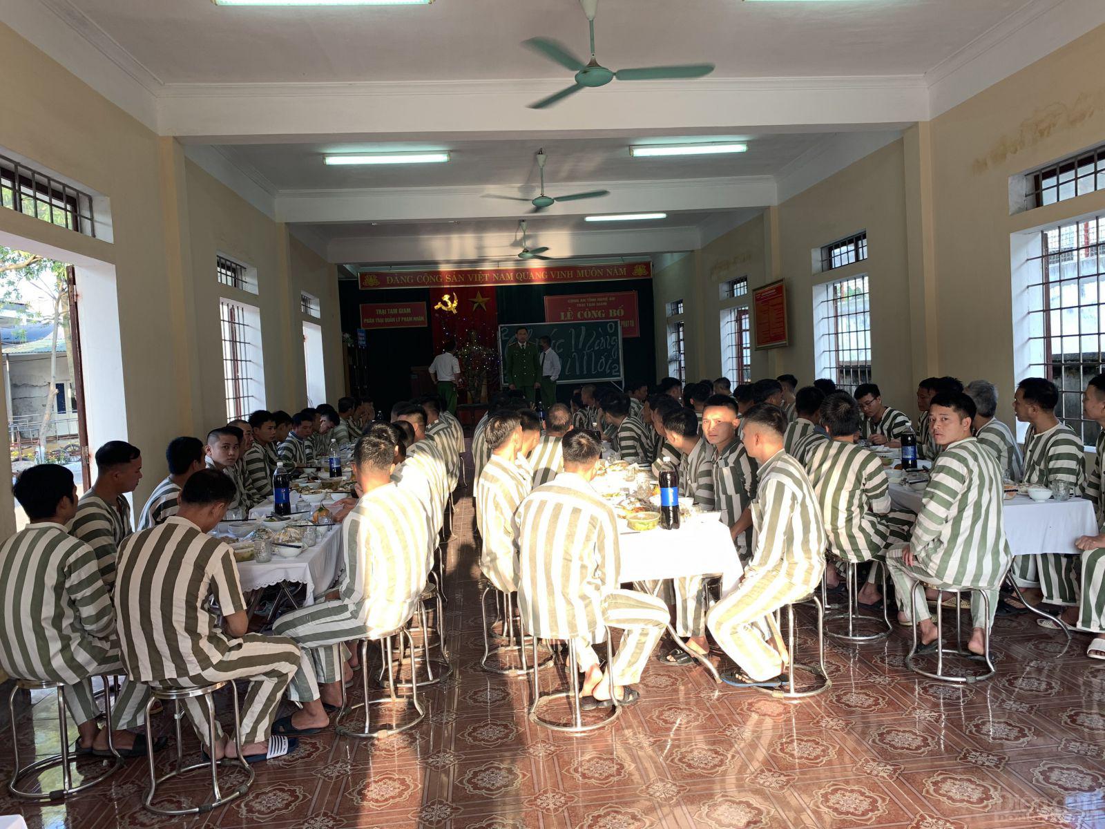 Thành thông lệ, bữa cơm tất niên ở Trại tạm giam Công an tỉnh Nghệ An được tổ chức sớm hơn bên ngoài cho những số phận lầm lỡ đang phải chịu các án phạt của pháp luật mà trước đó họ đã “dính chàm”.