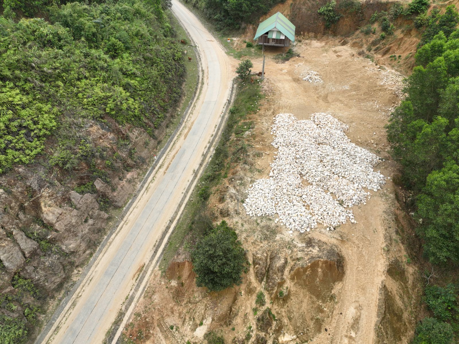 Phía ta luy âm của QL48D, một khối lượng lớn đá thạch anh đã được tập kết ngay khu vực bản Sai, xã Quang Phong, huyện Quế Phong