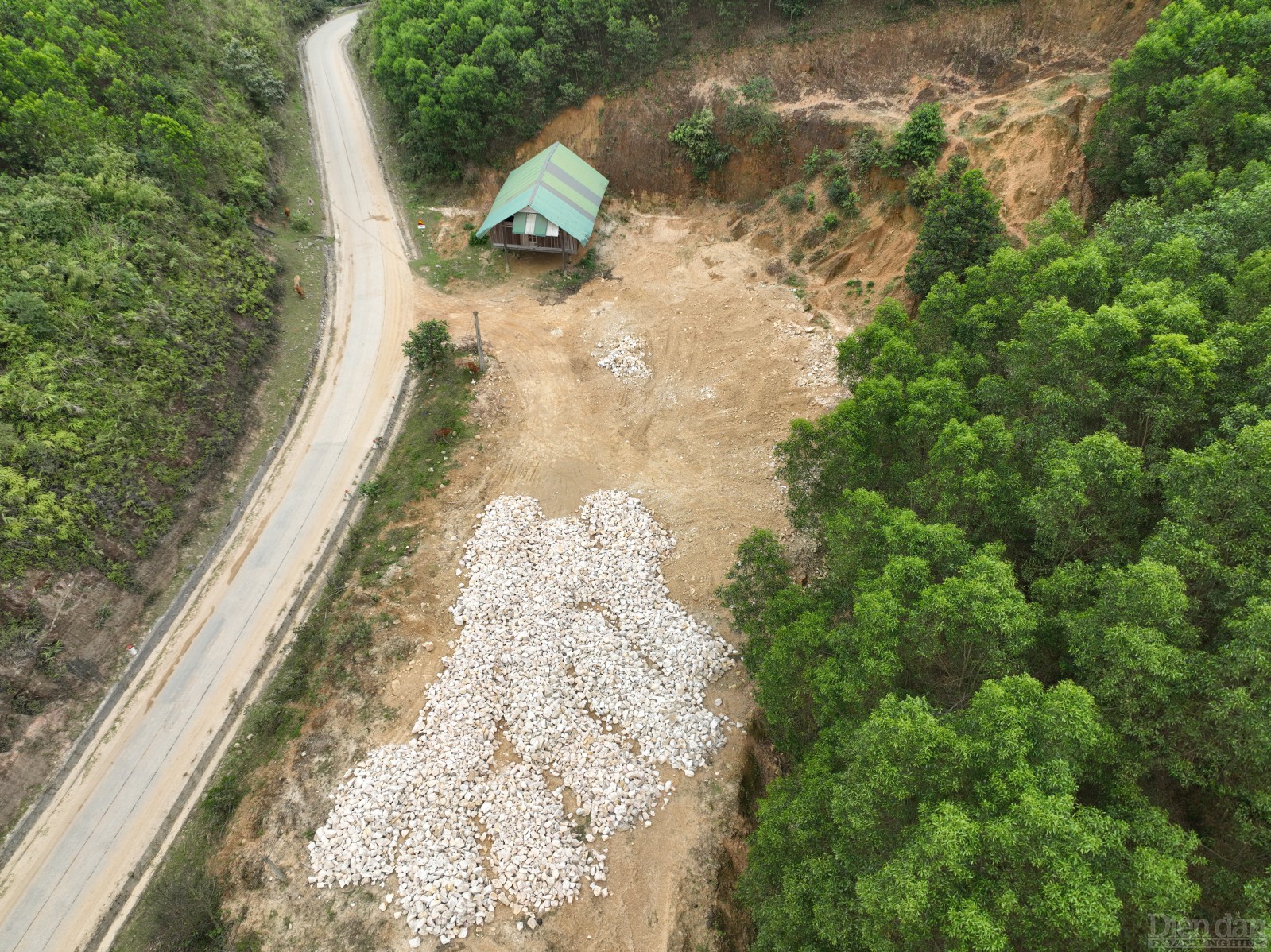 Nhóm người lạ còn ngang nhiên vào khu vực bản Sai, xã Quang Phong, nơi Công ty CP Sơn Nam đang hoàn thiện thủ tục thăm dò để khai thác, tập kết đá thạch anh