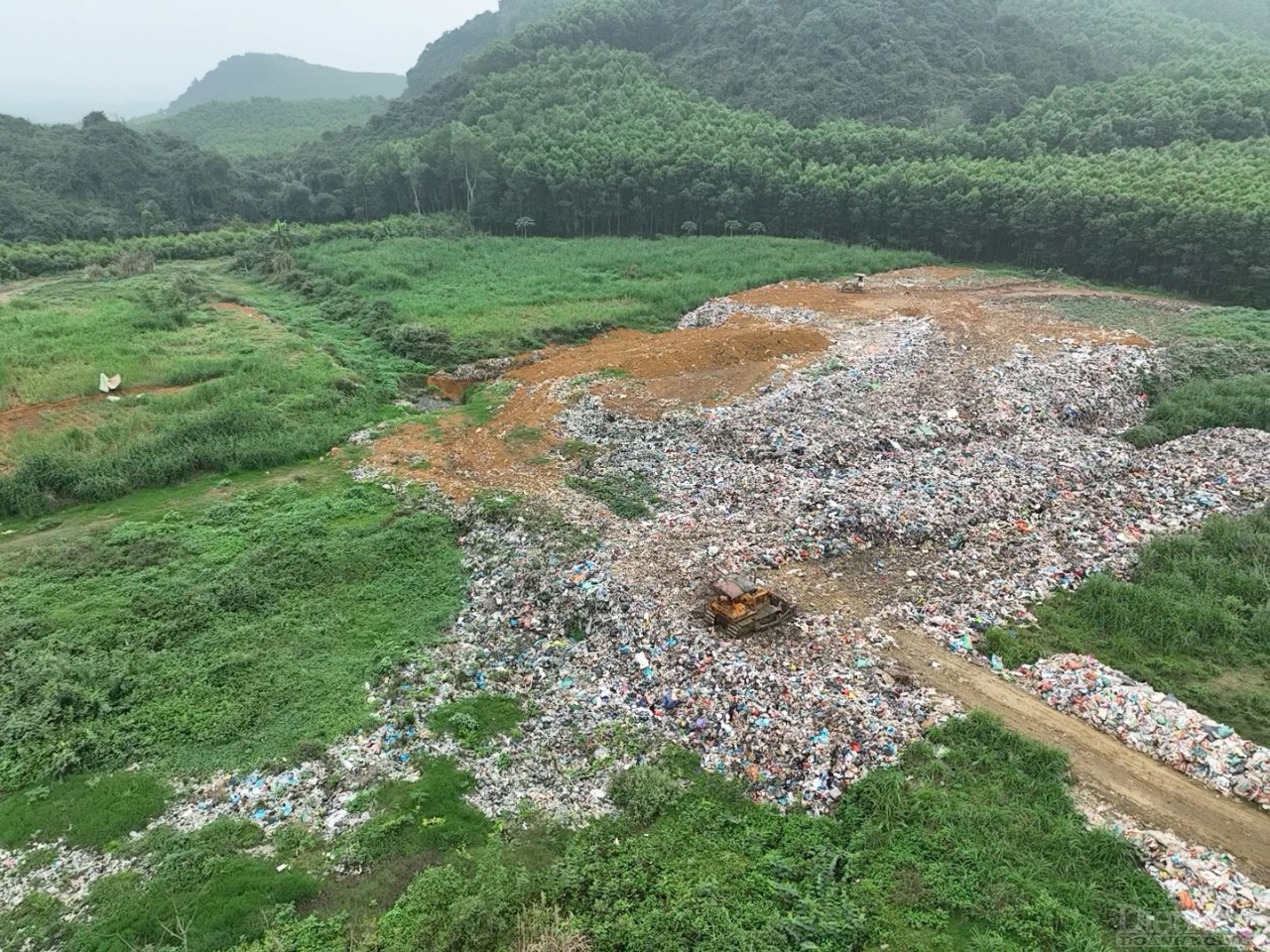 Bãi rác thải tại xã Hồng Sơn, huyện Đô Lương được đầu tư theo kiểu 