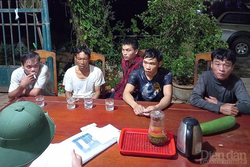 5 ngư dân trên tàu cá của ông Lê Bá Nam ở xã Quỳnh Lập (thị xã Hoàng Mai) được cứu sau khi tàu bị cháy tại vùng biển Quảng Trị ngày 15/7/2021 (Ảnh do người dân cung cấp)