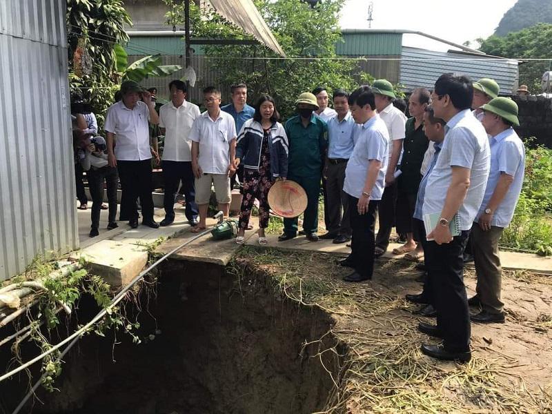 Đoàn lãnh đạo tỉnh Nghệ An đã kiểm tra hiện trường hố “tử thần” xuất hiện tại nhà dân ở xã Châu Hồng