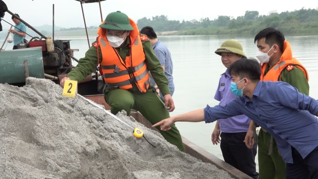 Cũng trên khu vực sông Lam chảy qua các huyện Đô Lương, Thanh Chương, Nam Đàn, Hưng Nguyên...lực lượng chức năng đã phát hiện nhiều vụ việc liên quan đến khai thác, vận chuyển, mua bán cát, sỏi trái phép trong thời gian gần đây