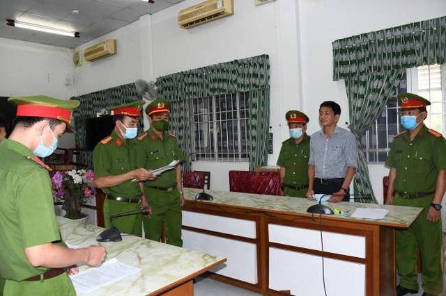 Cơ quan CSĐT Công an tỉnh Trà Vinh thi hành lệnh bắt tạm giam bị can Trần Đắc Thanh, Phó Giám đốc Sở Y tế Trà Vinh vì liên quan đến các gói thầu của Công ty Việt Á