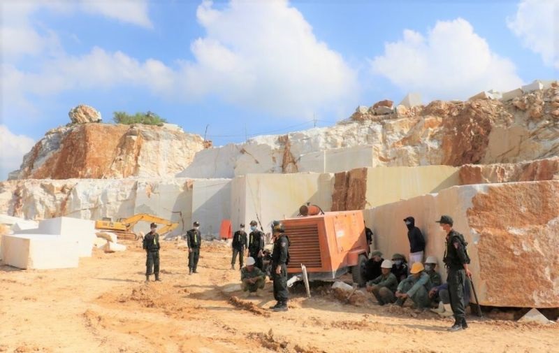 Công an tỉnh Nghệ An đột kích bắt giữ vụ khai thác đá trắng trái phép ở núi Phá Chủng, xóm Kèn, xã Châu Lộc, huyện Quỳ Hợp vào tháng 7/2021