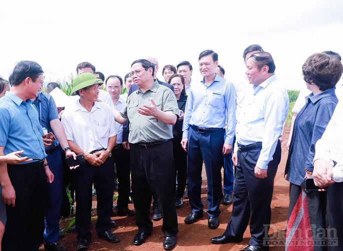Thủ tướng Chính phủ gặp gỡ, trò chuyện với bà con nông dân huyện Nghĩa Đàn, tỉnh Nghệ An