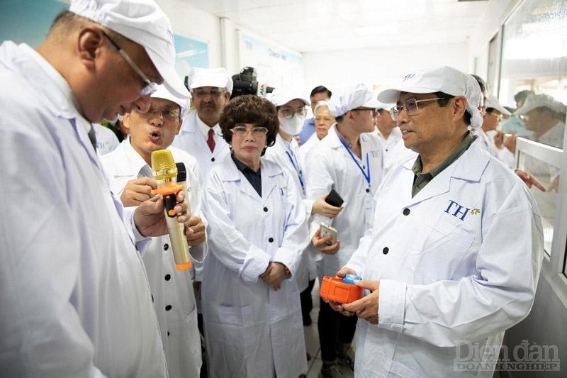 Thủ tướng Chính phủ Phạm Minh Chính trao đổi về công nghệ chăn nuôi bò sữa và chế biến sữa tập trung của Tập đoàn TH