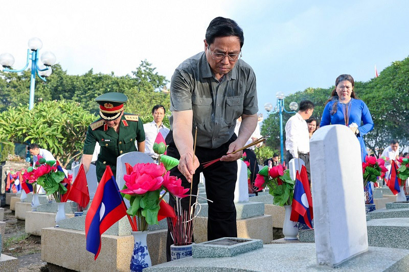 Thủ tướng viếng mộ các anh hùng, liệt sĩ tại Nghĩa trang Liệt sĩ quốc tế Việt – Lào