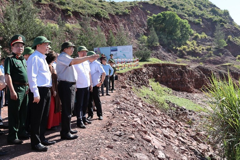 Thủ tướng Phạm Minh Chính cùng đoàn công tác khảo sát thực địa dự án Cảng nước sâu Cửa Lò