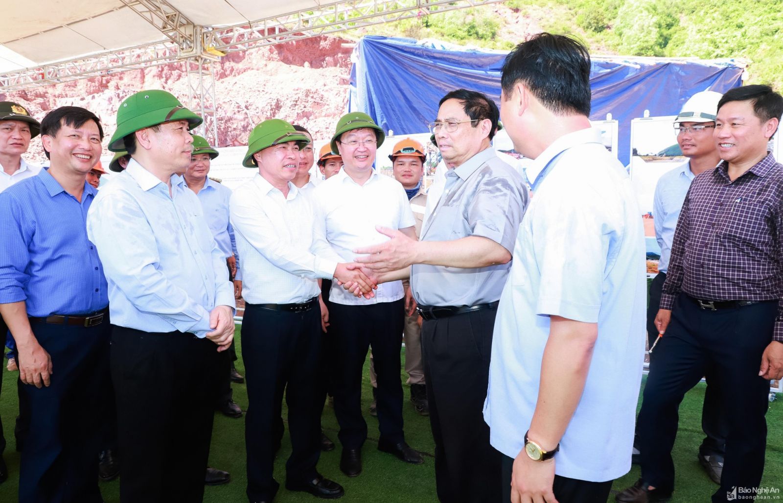 Thủ tướng Chính phủ Phạm Minh Chính cùng đoàn công tác trực tiếp trao đổi với đại diện các nhà thầu thi công tuyến đường ven biển qua huyện Nghi Lộc