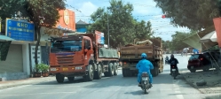 Nghệ An: Xe tải trọng lớn “đại náo” thị trấn Đô Luơng