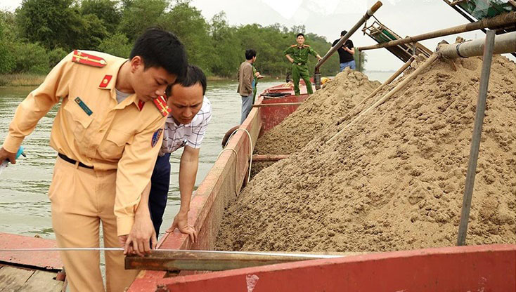 Lực lượng chức năng tỉnh Hà Tĩnh phát hiện, bắt giữ nhiều vụ khai thác cát trái phép trên sông