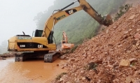 Mưa lớn, nhiều tuyến đường ở Hà Tĩnh, Nghệ An bị sạt lở, chia cắt