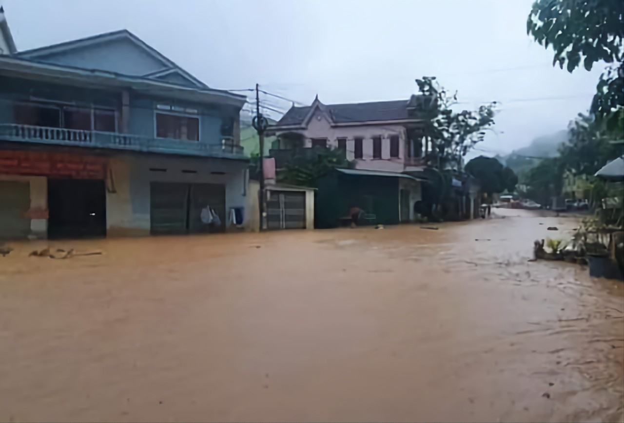 Ảnh hưởng của hoàn lưu sau bão Noru (bão số 4) cũng khiến nhiều huyện, thành, thị trên địa bàn tỉnh Nghệ An đang bị ngập sâu, gây chia cắt cục bộ.
