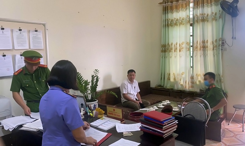 Cơ quan chức năng khám xét nơi làm việc của bị can Nguyễn Văn Hoạt - Chủ tịch UBND xã Nghĩa Xuân, huyện Quỳ Hợp