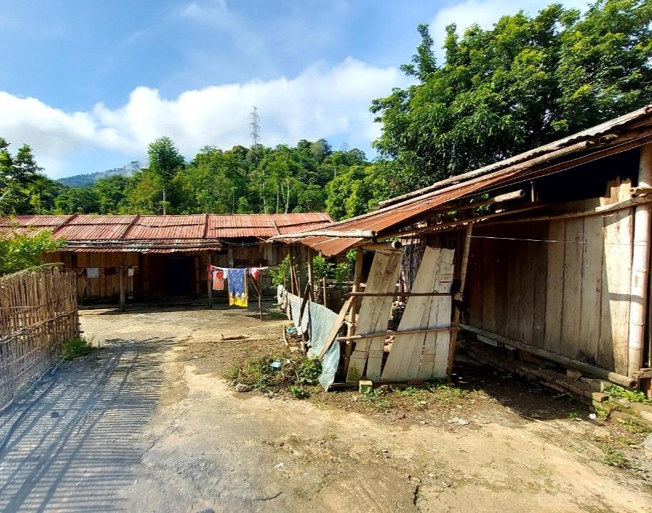 Nhiều nhà ở, lán trại được các nhà thầu xây dựng trên phần đất do huyện Tương Dương cho 