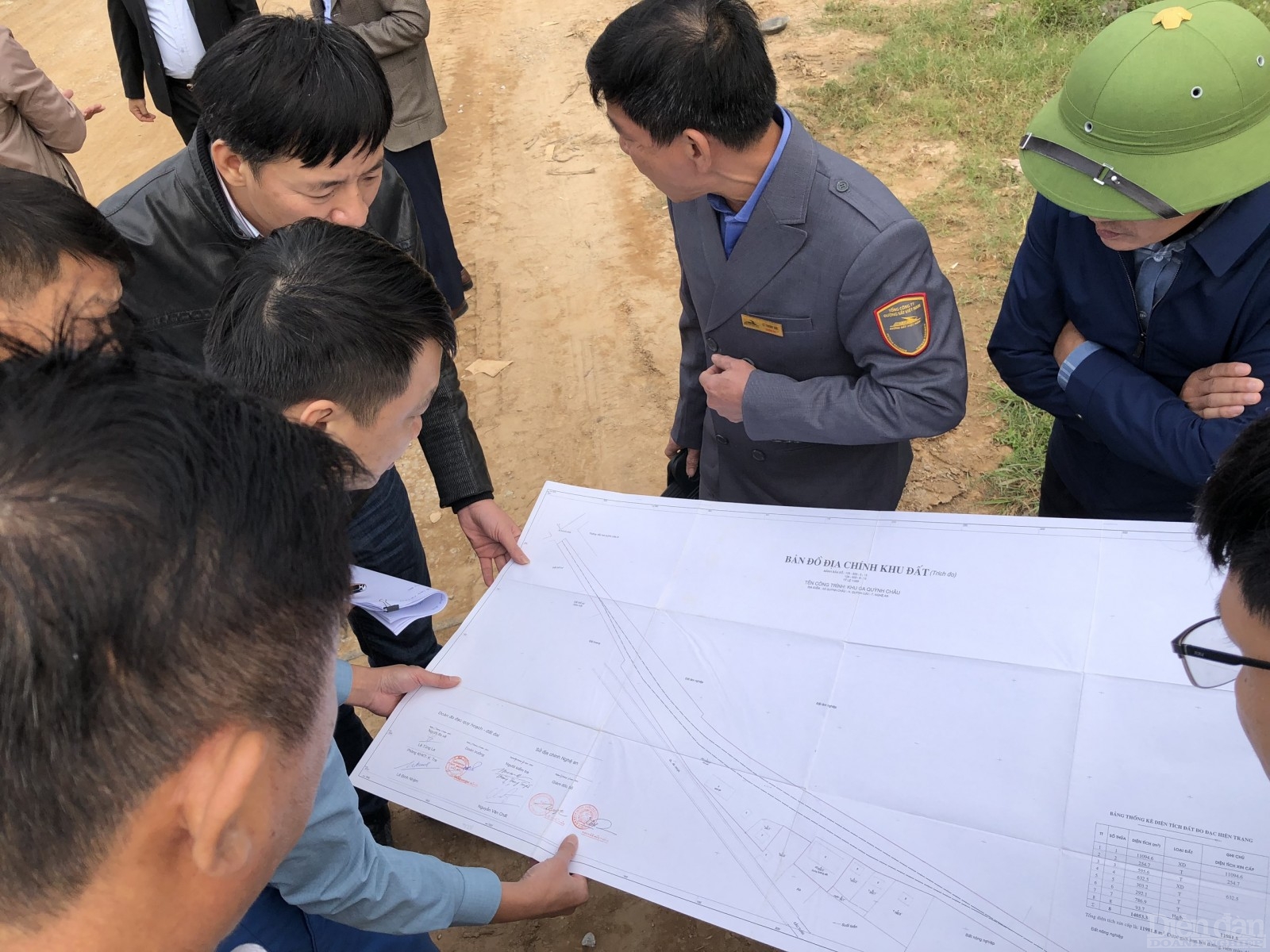 Tình trạng đưa cả đất hành lang bảo vệ ATGT đường sắt để cấp quyền sử dụng đất cho hộ dân trên địa thị xã Thái Hoà diễn ra với số lượng hàng chục hộ