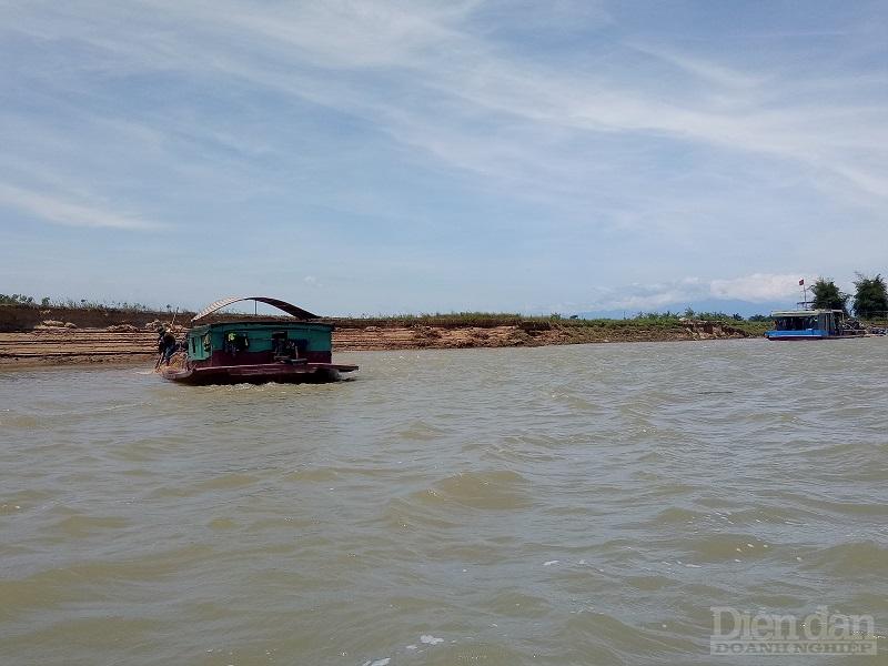 Tàu hút cát khai thác trên sông Lam, đoạn qua huyện Hưng Nguyên