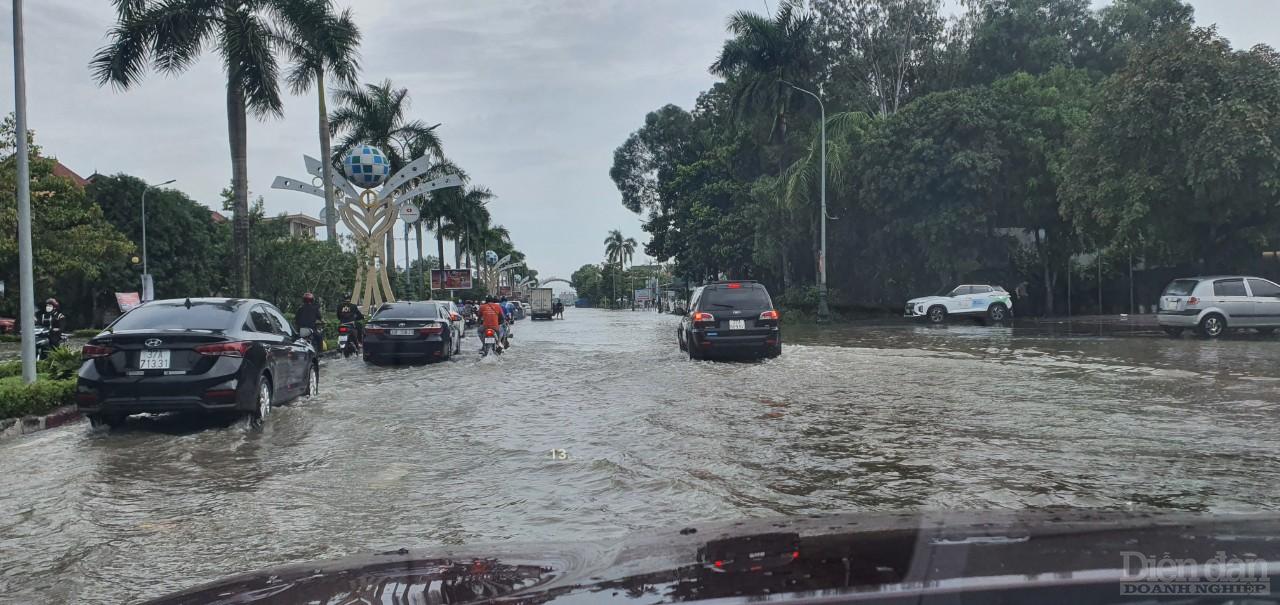 Đại lộ Lê Nin đoạn gần ngã 4 sân bay Vinh luôn xảy ra tình trạng ngập lụt cục bộ mỗi khi mùa mưa đến (ảnh chụp tháng 10/2022)