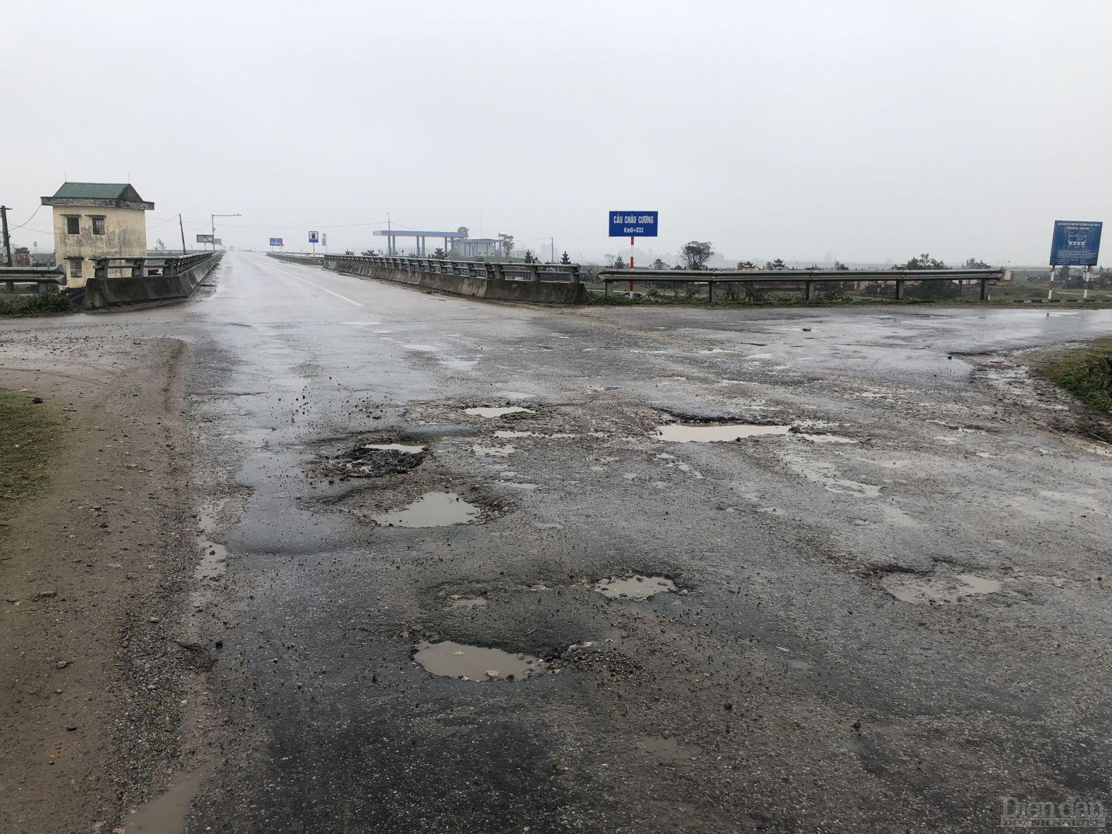 Đường nối tỉnh Nghệ An sang Hà Tĩnh đoạn qua xã Trung Phúc Cường, huyện Nam Đàn bị xuống cấp nghiêm trọng