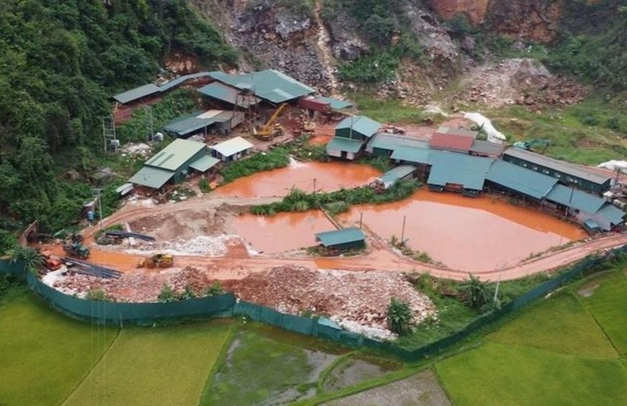 Điểm mỏ khai thác quặng tại xã Châu Hồng của Công ty CP Tân Hoàng Khang
