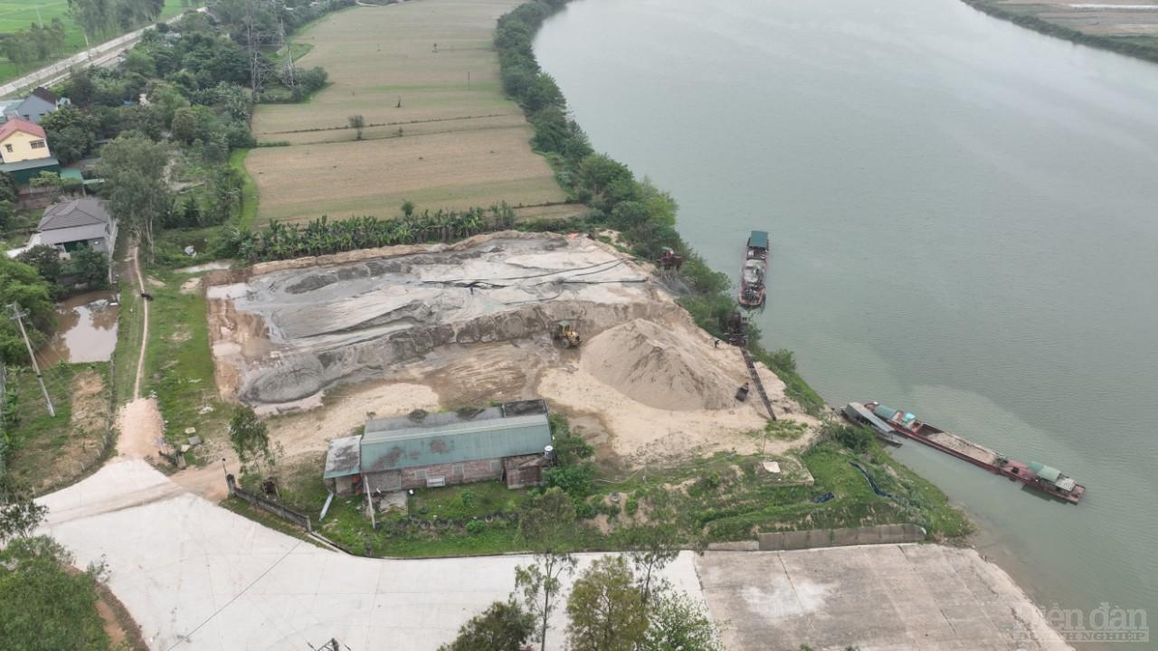 Dù giấy phép hoạt động tập kết cát sỏi đã hết hạn gần 01 năm nay nhưng tại bến VLXD tại xóm Hà Long, xã Vân Diên (cũ), nay thuộc địa phận thị trấn Nam Đàn, huyện Nam Đàn vẫn tái hoạt động