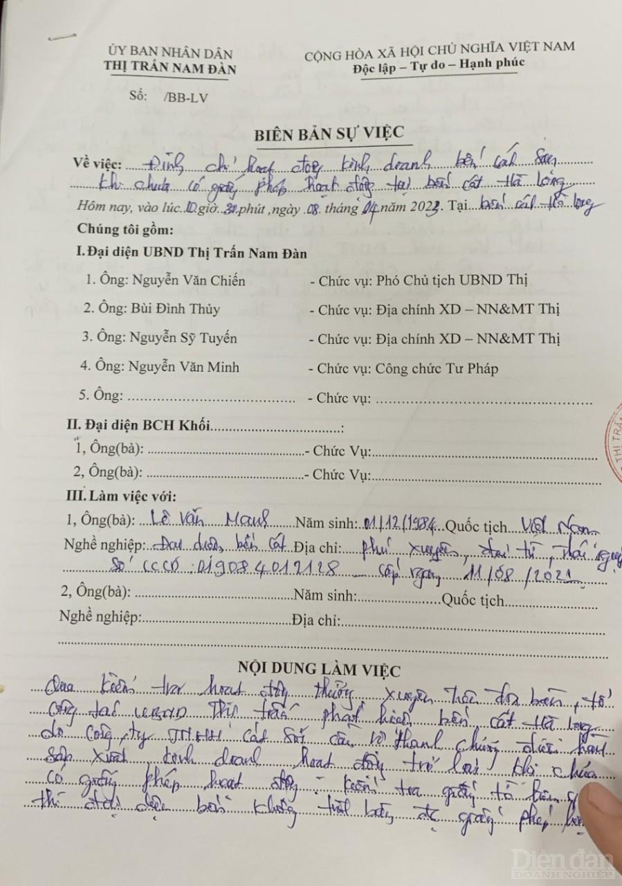 Khi chính quyền UBND thị trấn Nam Đàn tiến hành kiểm tra, đại diện bến thuỷ nội địa Hà Long không xuất trình được đầy đủ giấy tờ theo quy định