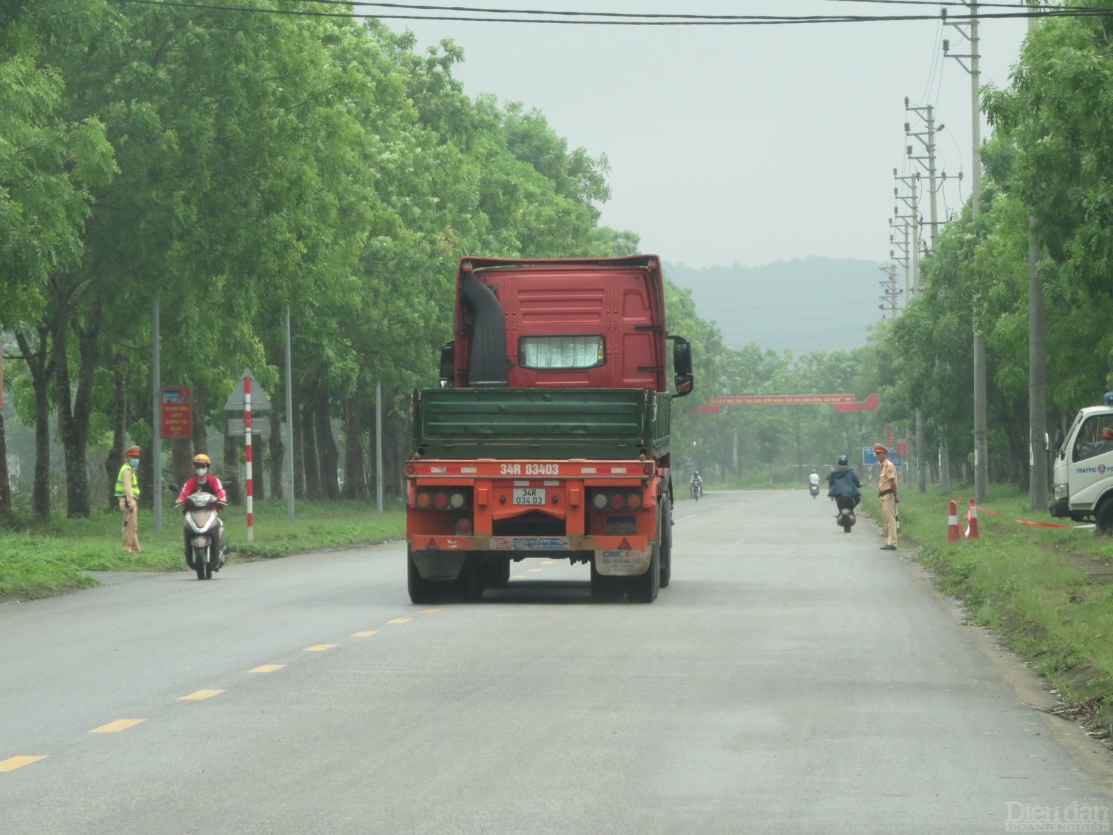 Hàng loạt xe tải trọng lớn vô tư qua mặt tổ tuần tra kiểm soát giao thông của CSGT-TT Công an huyện Đức Thọ, Hà Tĩnh để ngược xuôi trên sang địa phận xã Trung Phúc Cường, huyện Nam Đàn, Nghệ An