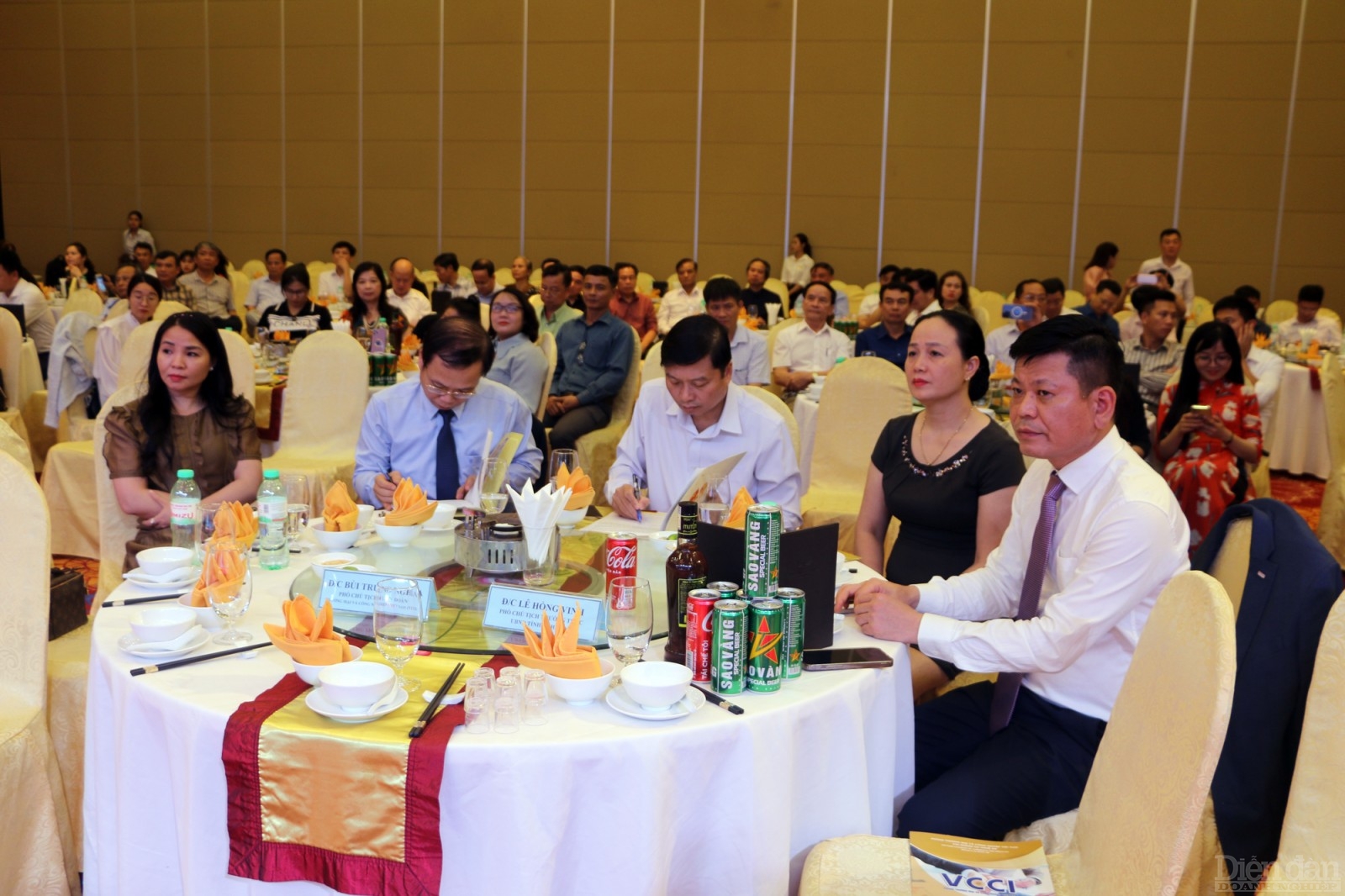 Đại diện lãnh đạo VCCI và UBND tỉnh Nghệ An, các tổ chức đoàn thể cùng cộng đồng doanh nghiệp Nghệ An và Hà Tĩnh tham gia buổi lễ