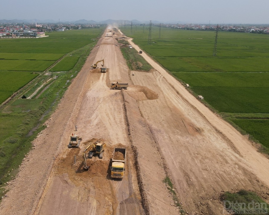Dự án thành phần Nghi Sơn - Diễn Châu có chiều dài 50km, với tổng mức đầu tư hơn 7.293 tỷ đồng, dự kiến hoàn thành vào tháng 7/2023, đến nay giá trị sản lượng thực hiện đạt 75,6%