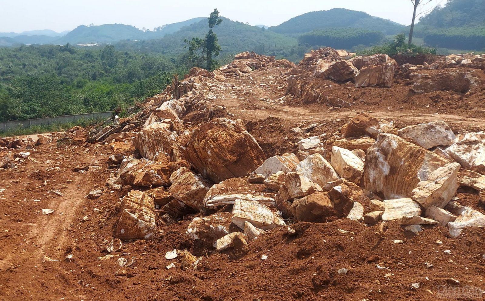 Tình trạng đào bới để khai thác khoáng sản trái phép đã làm tan hoang cả một vùng đồi ở xóm Côn Sơn, xã Hạ Sơn, huyện Quỳ Hợp, Nghệ An
