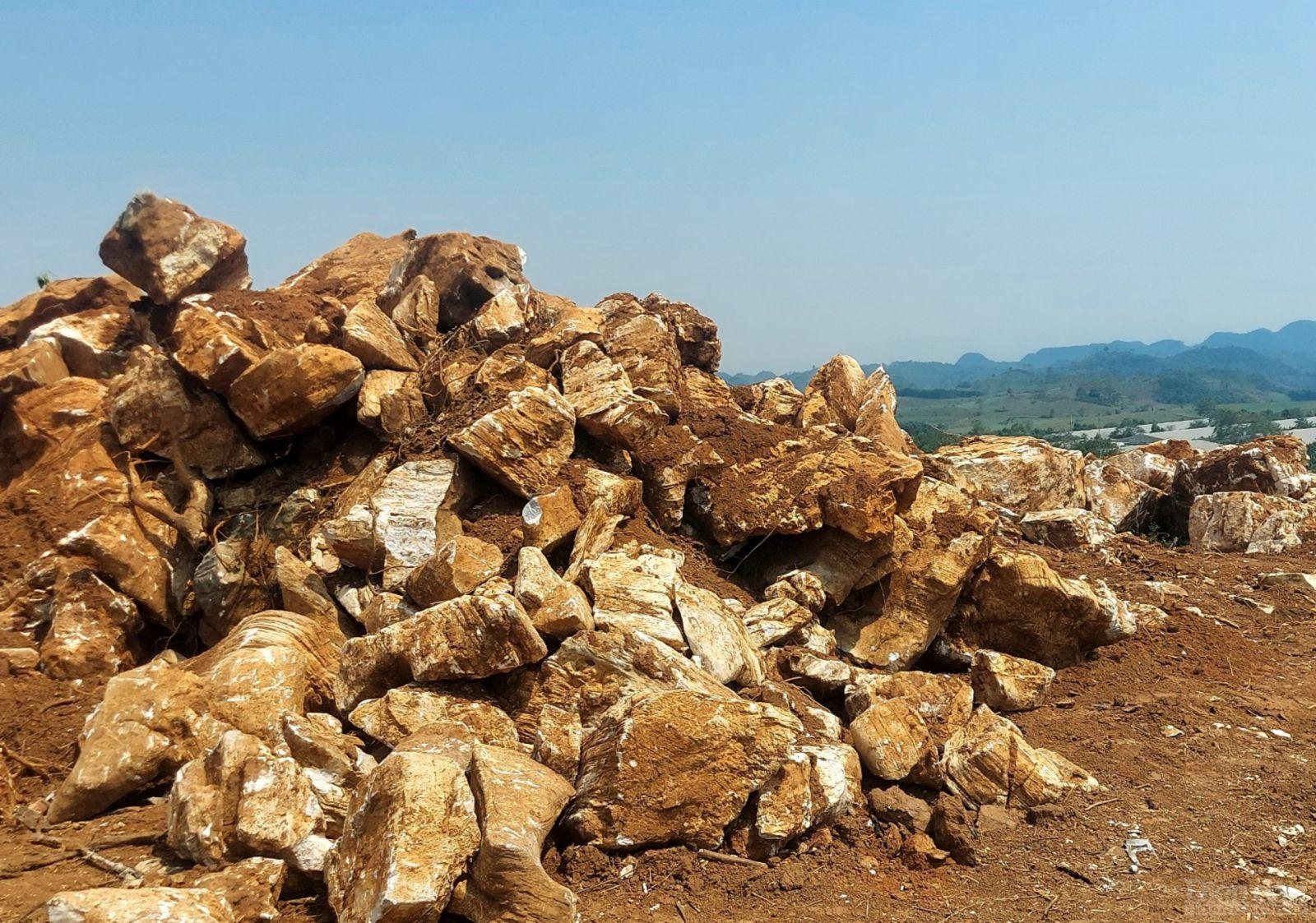 Khi được thông tin về tình hình khai thác khoáng sản trái phép trên địa bàn, lãnh đạo chính quyền xã Hạ Sơn tỏ vẻ bất ngờ về hiện tượng này xảy ra ngay chính trên địa bàn mình quản lý