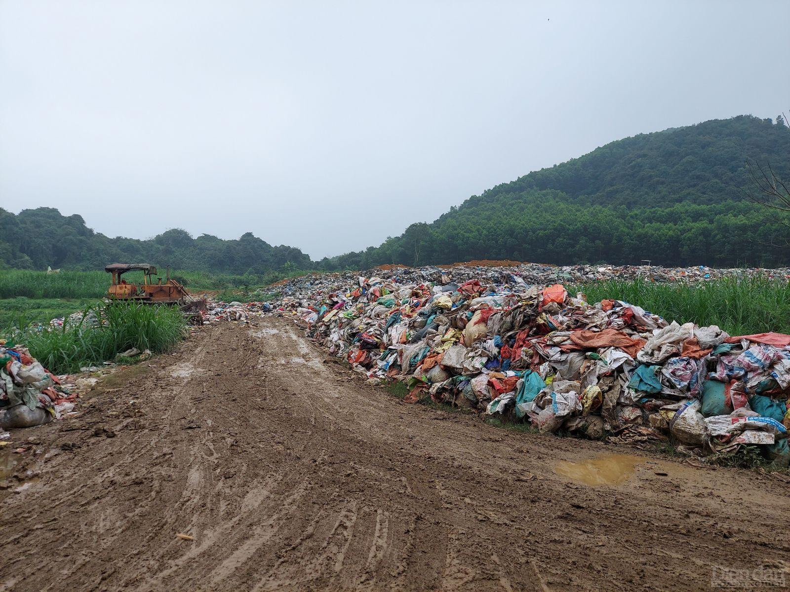 Theo thống kê, hiện nay trên địa bàn tỉnh Nghệ An 15 cơ sở xử lý chất thải rắn đang hoạt động xử lý chất thải bằng các hình thức như đốt, chôn lấp, bán chôn lấp, đốt lộ thiên