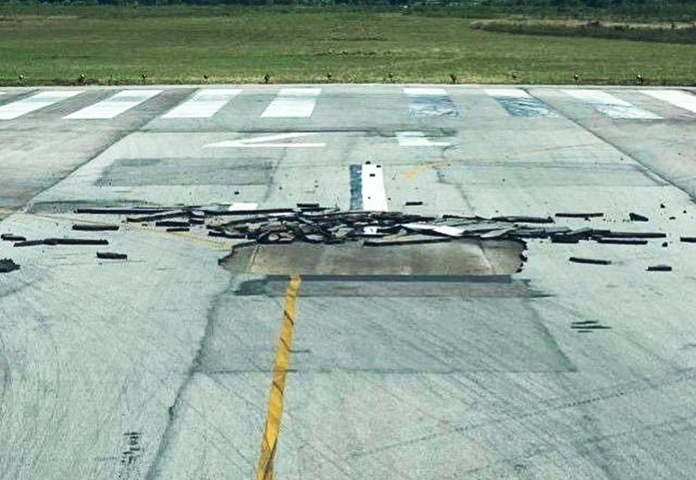 Cận cạnh đường băng sân bay Vinh bị nứt vỡ, bong tróc một mảng lớn xảy ra vào sáng 03/7/2023