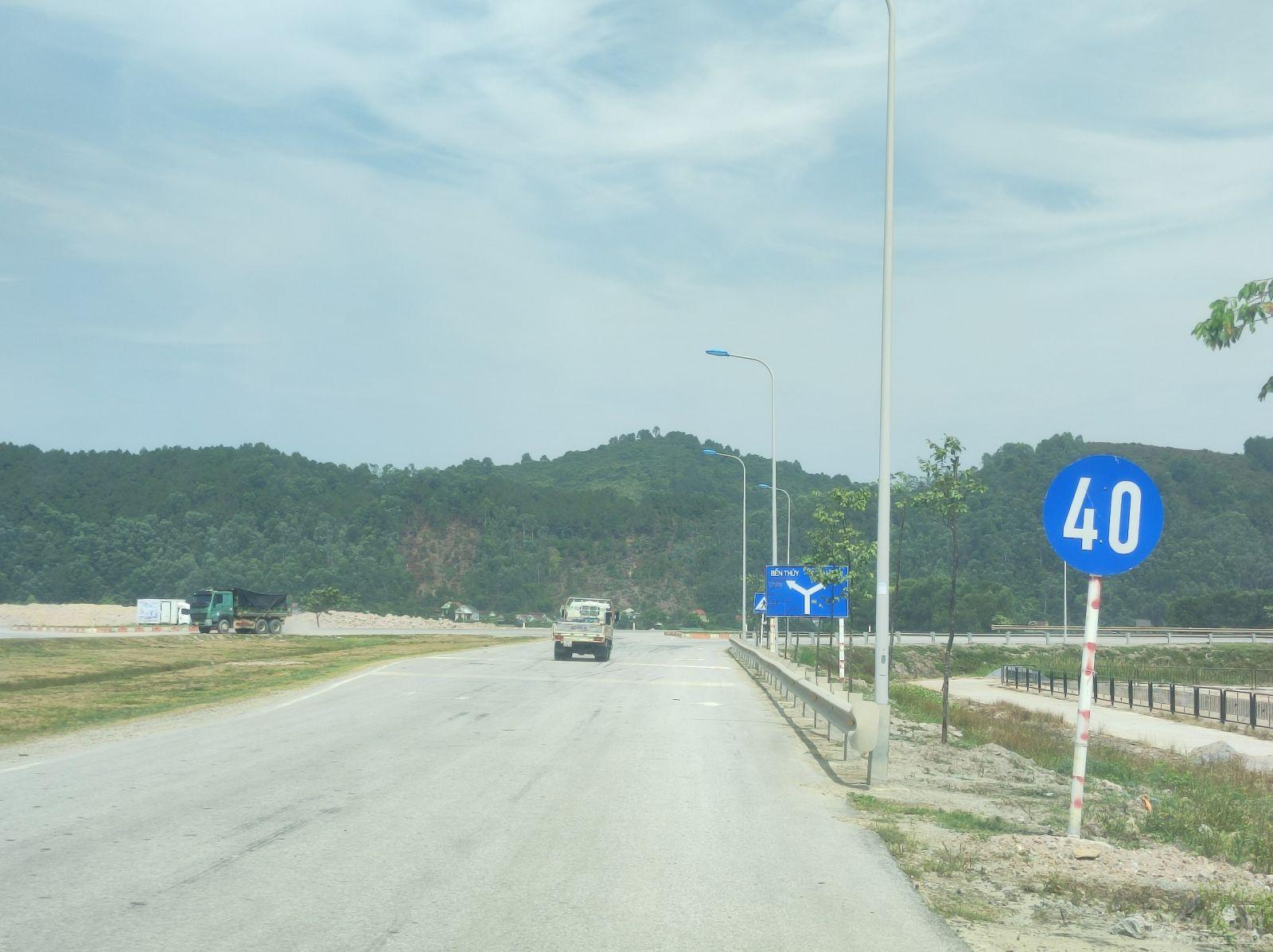 Tương tự, tại khu vực nút giao thông giao nhau với QL1 khoảng hơn 50m trên địa phận huyện Hưng Nguyên cũng xuất hiện biển báo tốc độ tối thiểu 40km/h 