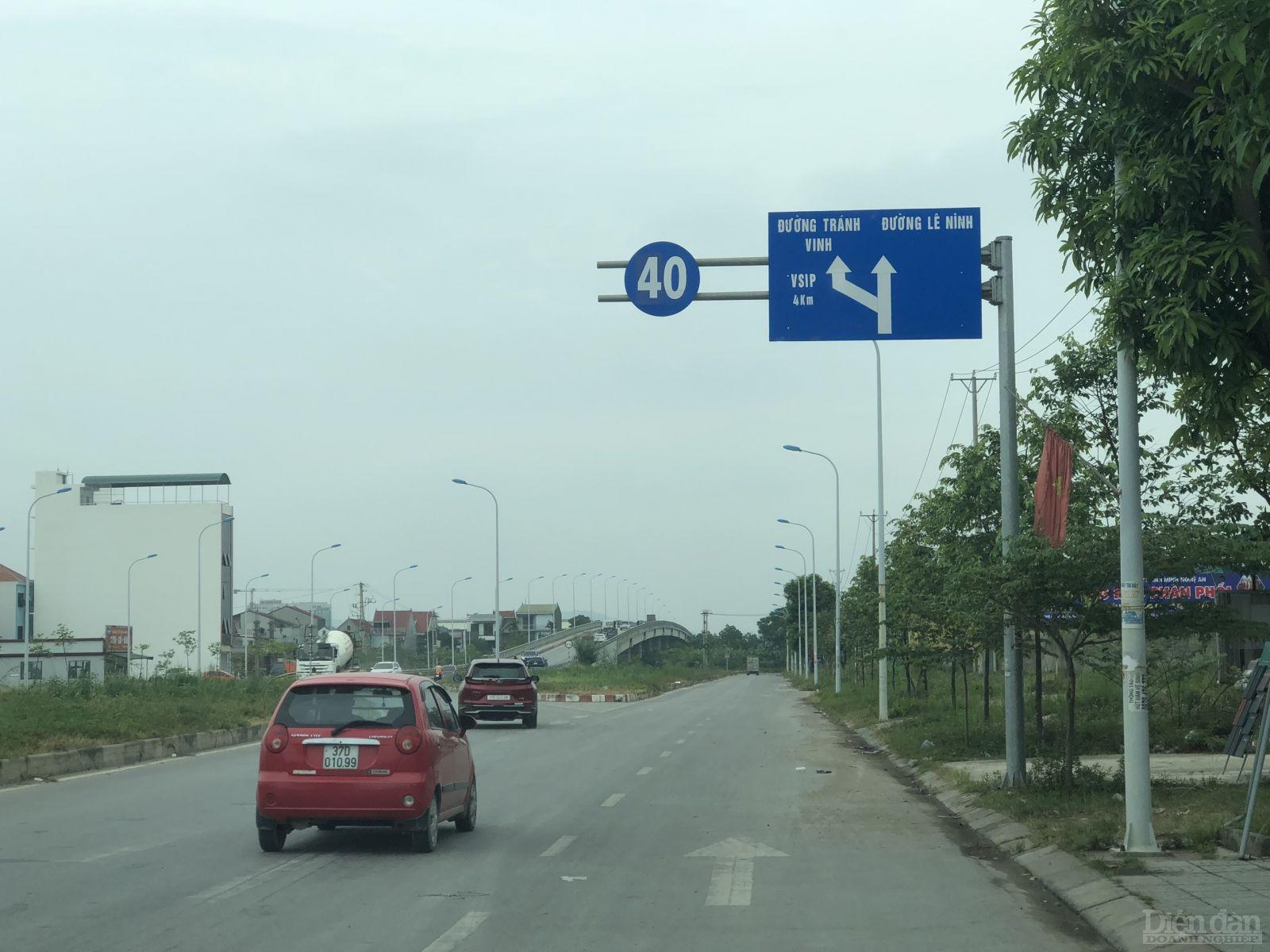 Ngay tại nút thắt cổ chai cầu vượt đường sắt ở tuyến đường 72m tại TP Vinh, Nghệ An đang xuất hiện biển báo tốc độ tối thiểu 40km/h khiến người và phương tiện khi tham gia qua đây khó hiểu